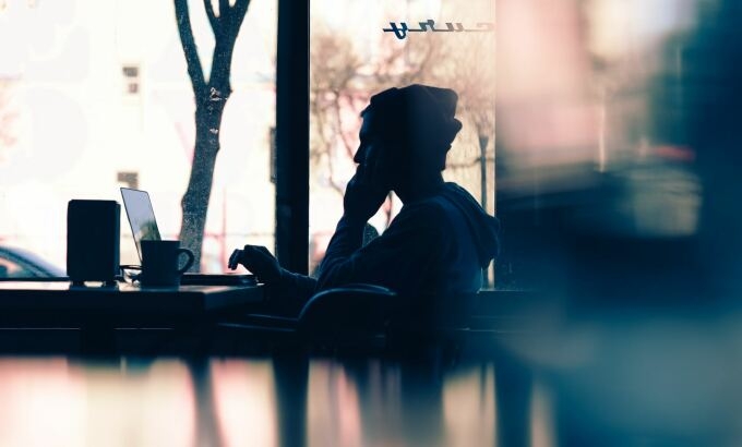 Frau vor PC mit unscharfem Vordergrund