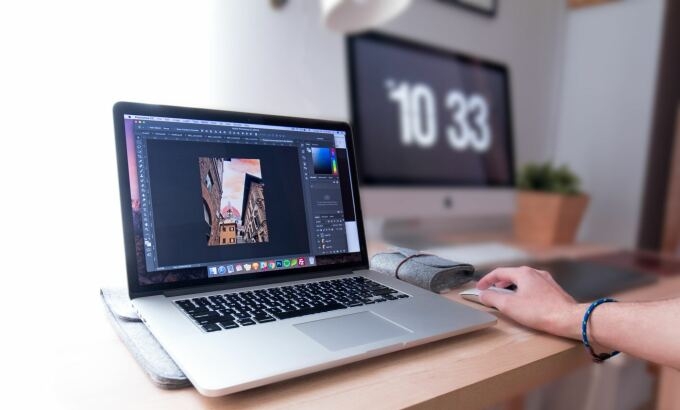 Laptop und Mac mit Hand